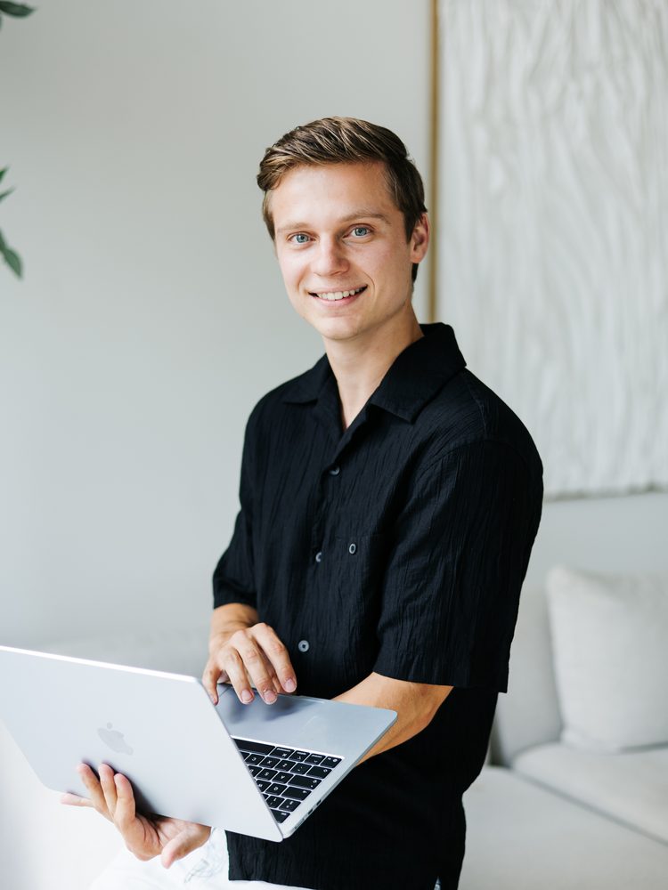 Roïn Dalstra met zijn laptop