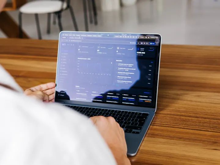 Een dashboard met leads, deals en open taken op een laptop
