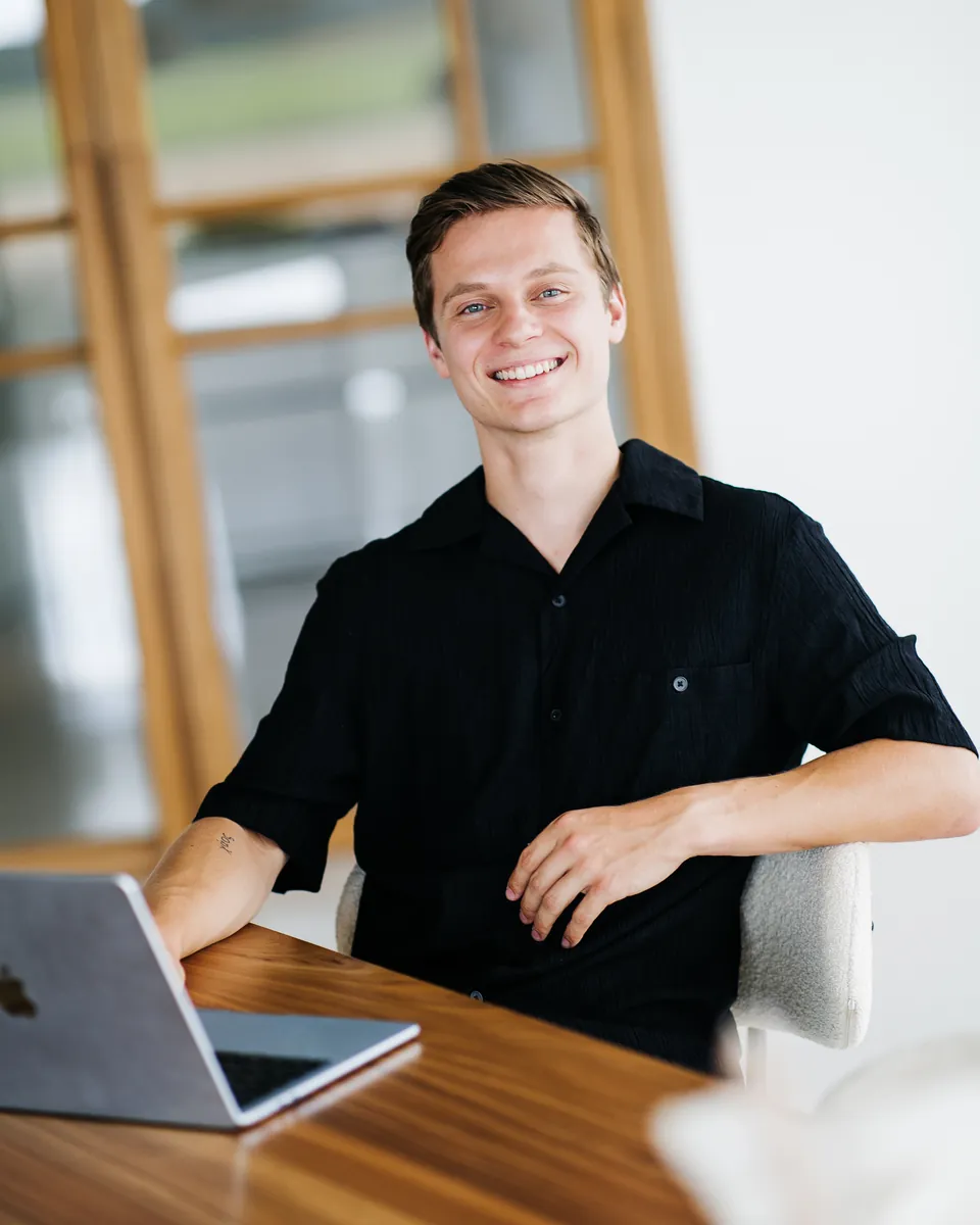 Roïn Dalstra aan het werk achter zijn laptop
